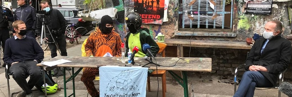 Zwei Bewohnerinnen und die Anwälte des Vereins des Hauses in der Liebigstraße haben am Dienstag eine Pressekonferenz abgehalten. Da eine der Frauen neben der Vermummung auch einen Helm trug, schritt die Polizei ein.