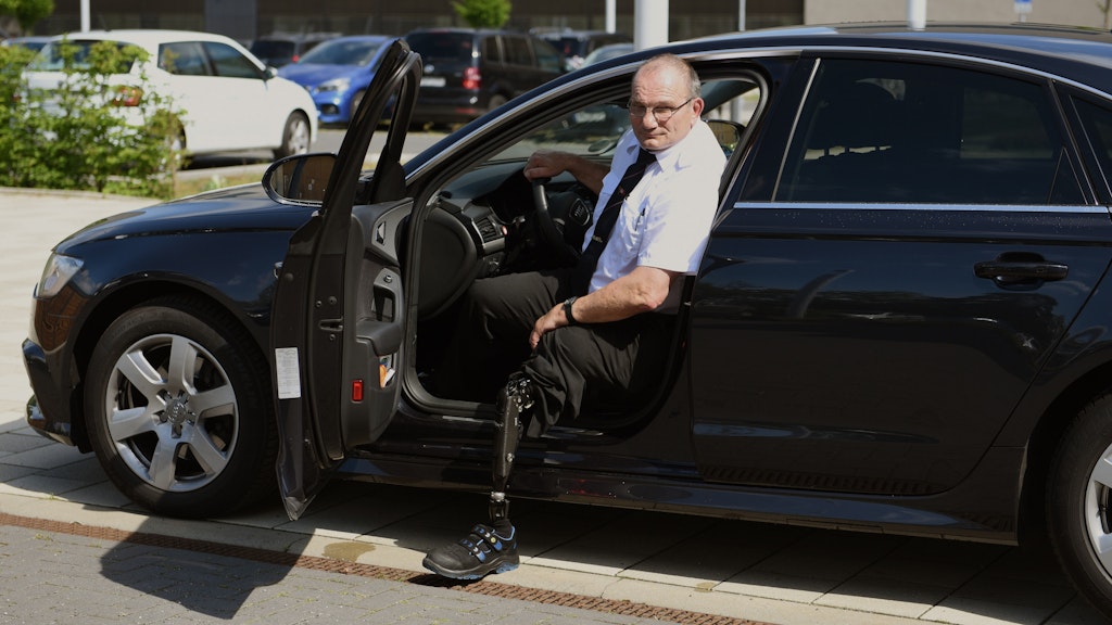 Dietmar Glombitza arbeitet trotz seines Handicaps als Fahrer im Ministerium in Potsdam. 