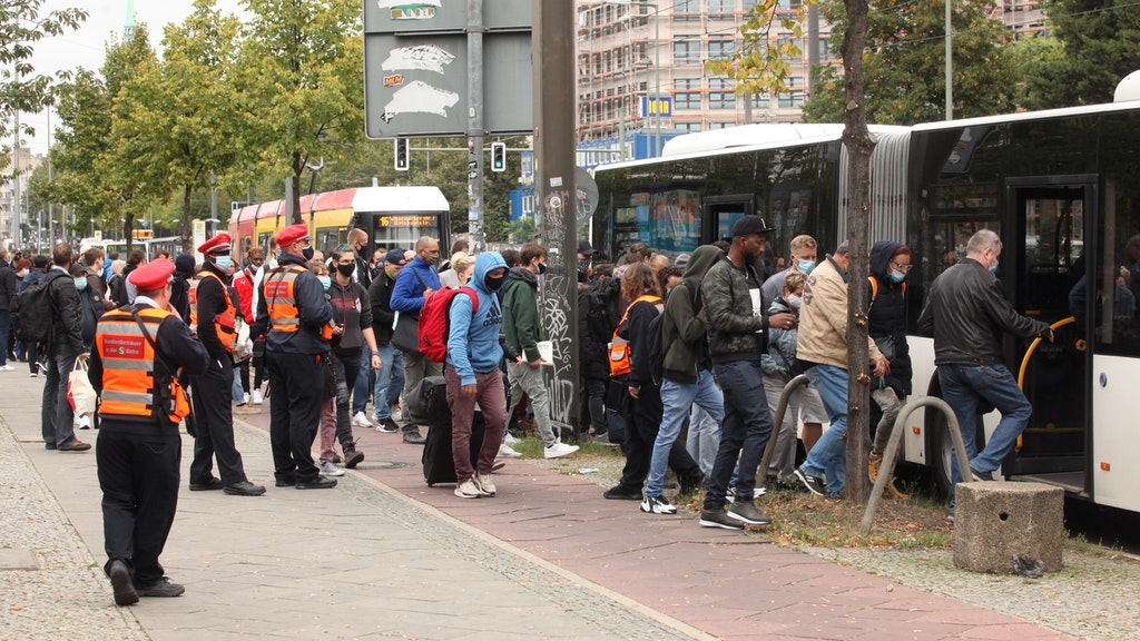 Dicht gedrängt versuchen sich Fahrgäste in einem der weißen Schienenersatzbusse nahe des S-Bahnhofes Frankfurter Allee einen Platz zu sichern.