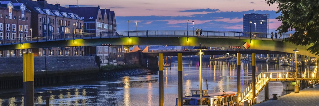 Weserpromenade, Teerhofbrücke, Bremen, Deutschland Weserpromenade, Teerhof Bridge, Bremen, Germany