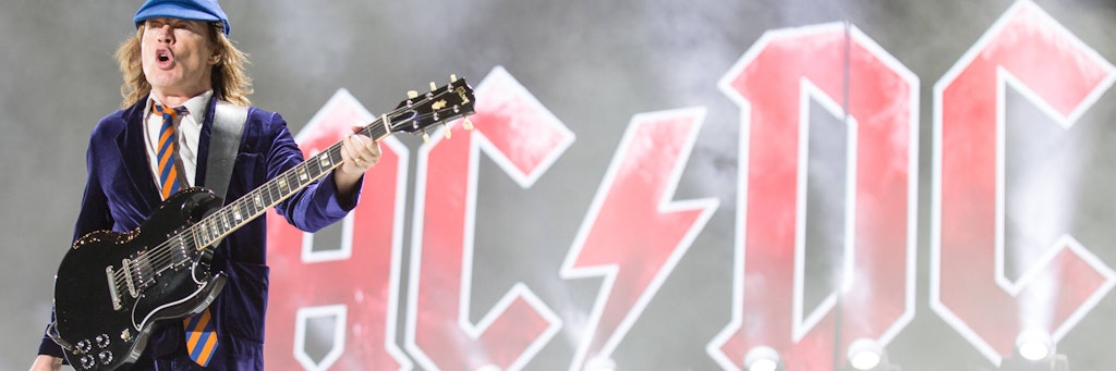 Angus Young bei einem Auftritt von AC/DC.