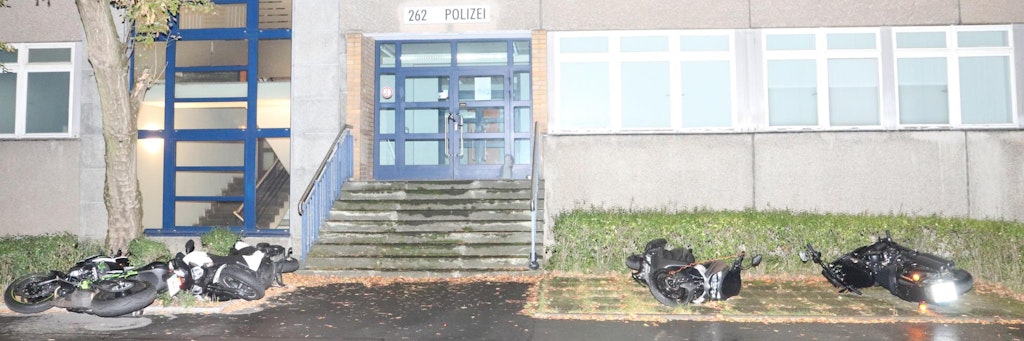 Vermummte haben die Motorräder einiger Polizisten umgestoßen und die Fassade mit Farbbomben beworfen. 
