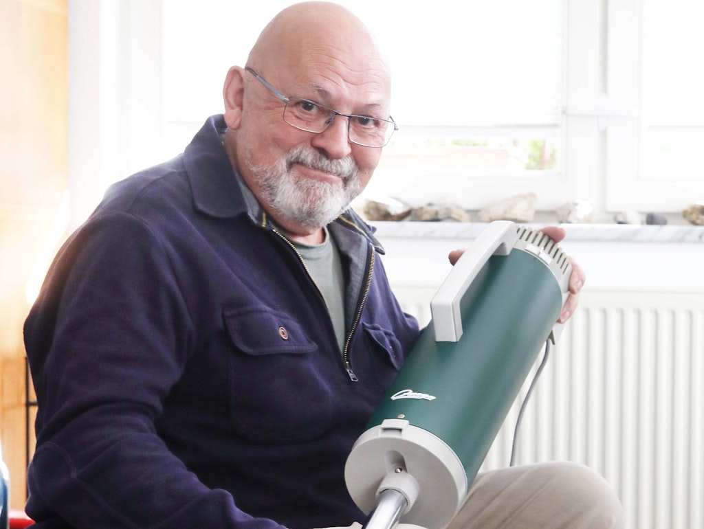 Günter Höhne und sein neuestes Sammlerstück, ein Omega-Staubsauger aus den 70er-Jahren. 