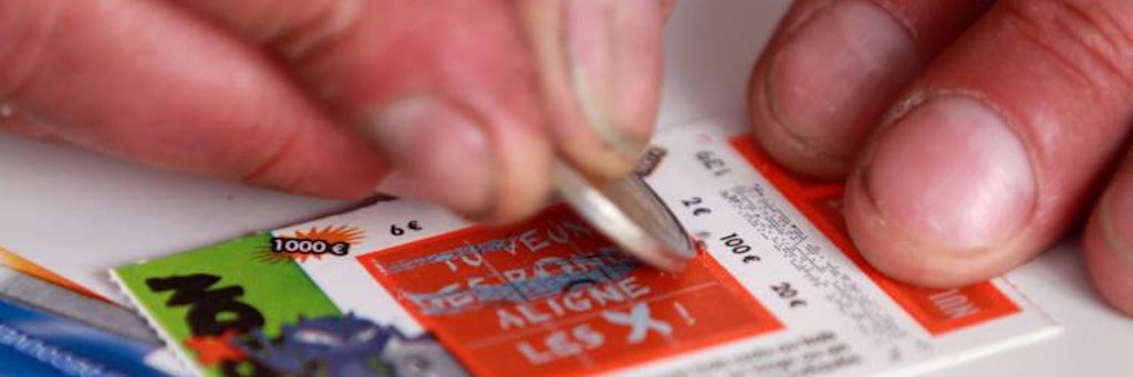 In Frankreich haben vier Bettler mit einem geschenktem Rubbellos 50.000 Euro im Lotto gewonnen.