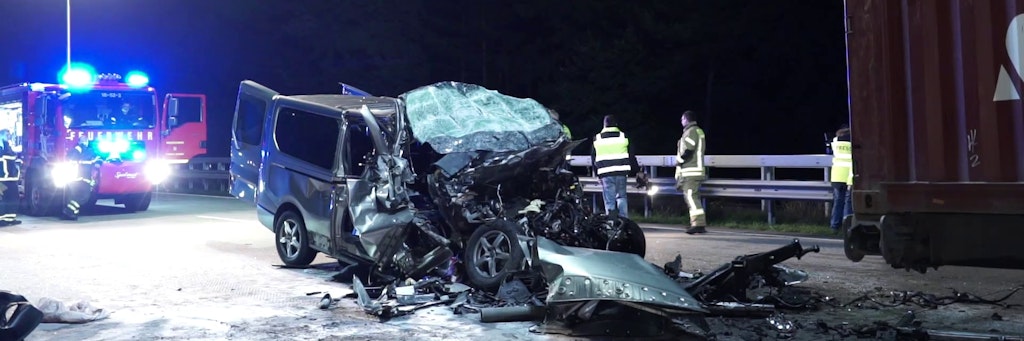 Ein völlig zerstörter Transporter steht auf der Fahrbahn. Zu einem schweren Verkehrsunfall mit fünf Toten ist es auf der Autobahn 1 im Kreis Oldenburg gekommen.