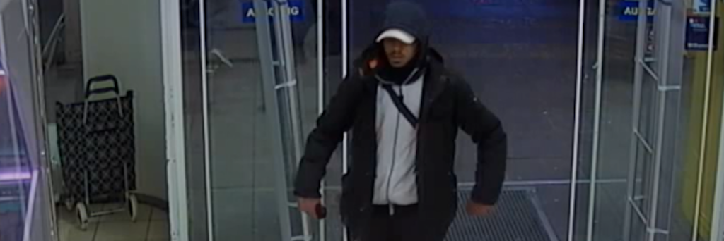 Wer kennt diesen Räuber? Er betrat unmaskiert einen Supermarkt in der Sonnenallee und erbeutete die Tageseinnahmen. 
