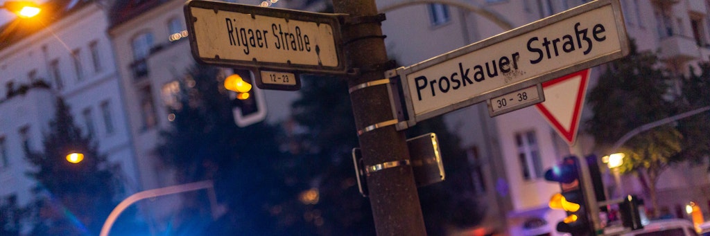 Demonstration am Mittwochabend an der Rigaer Straße: Am Freitag soll das „anarcha-queer-feministische Wohnprojekt“ an der Liebigstraße 34, Ecke Rigaer Straße geräumt werden.