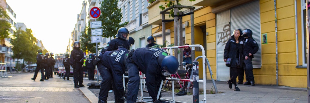 Mehrere Einheiten der Polizei Berlin errichten eine Sperzone um die Liebig34 um eine Räumung durchführen zu können. 