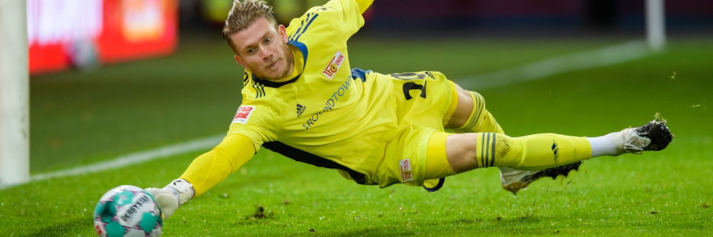 Loris Karius streckt sich vergeblich. Der Ball geht an den Pfosten und den Nachschuss setzte Hannover in die Maschen. 