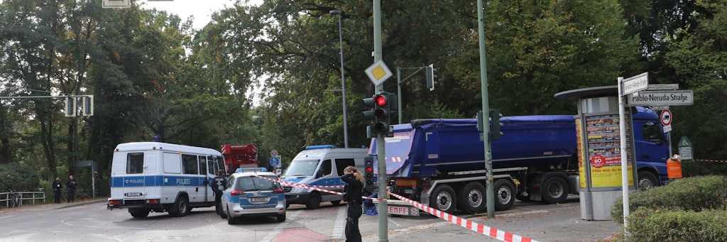Einsatzkräfte der Polizei an der abgesperrten Unfallstelle an der Pablo-Neurda-Straße in Köpenick.