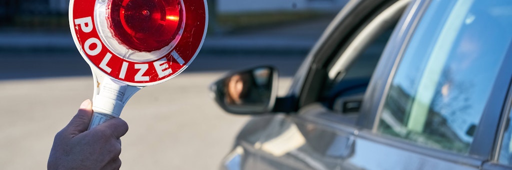 Ein Auto in einer Polizeikontrolle