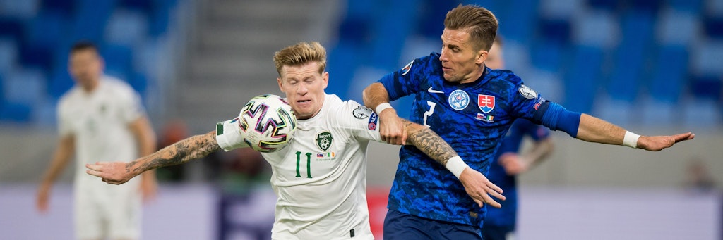 Sauber! Herthas Slowake Peter Pekarik (r.) stoppt im Halbfinale der EM-Quali Irlands James McClean.