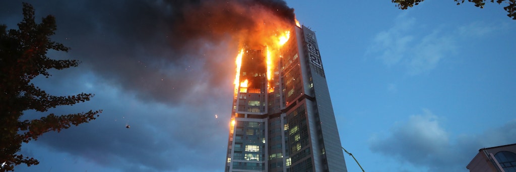 Flammen schlagen aus einem Hochhaus. Bei einem nächtlichen Brand in einem 33-stöckigen Hochhaus in der südkoreanischen Industrie- und Hafenstadt Ulsan sind Dutzende Menschen verletzt worden. 