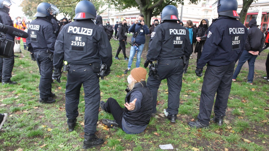 Mehrere Personen hatten versucht, die Frankfurter Allee zu blockieren. Doch die Polizei drängte die Protestansammlung zurück. 