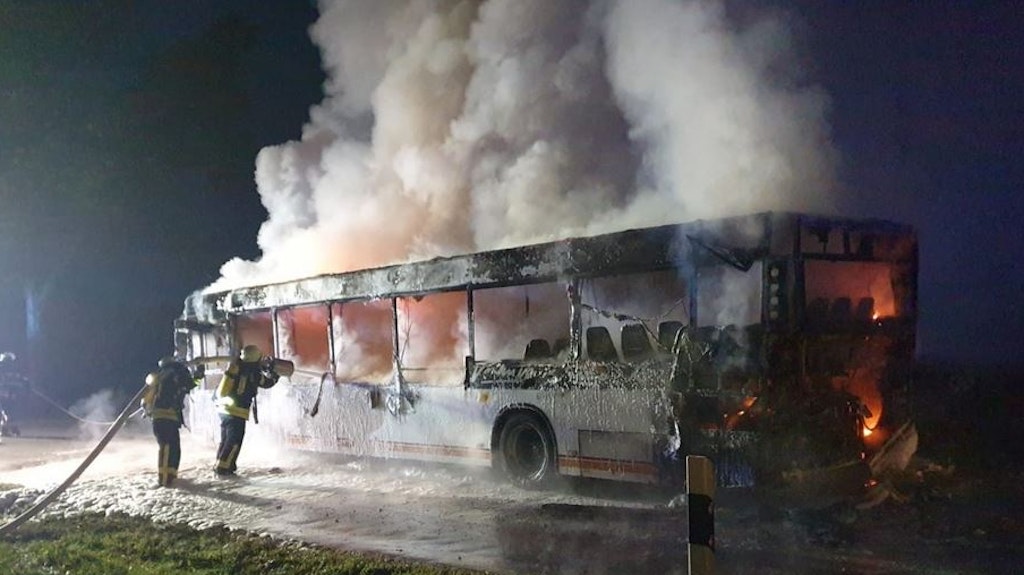 Der Bus brannte vollständig aus. 