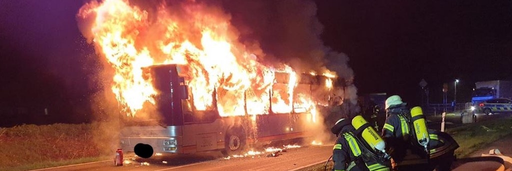 Der Bus stand schon vollständig in Flammen, als die Feuerwehrleute eintrafen. 