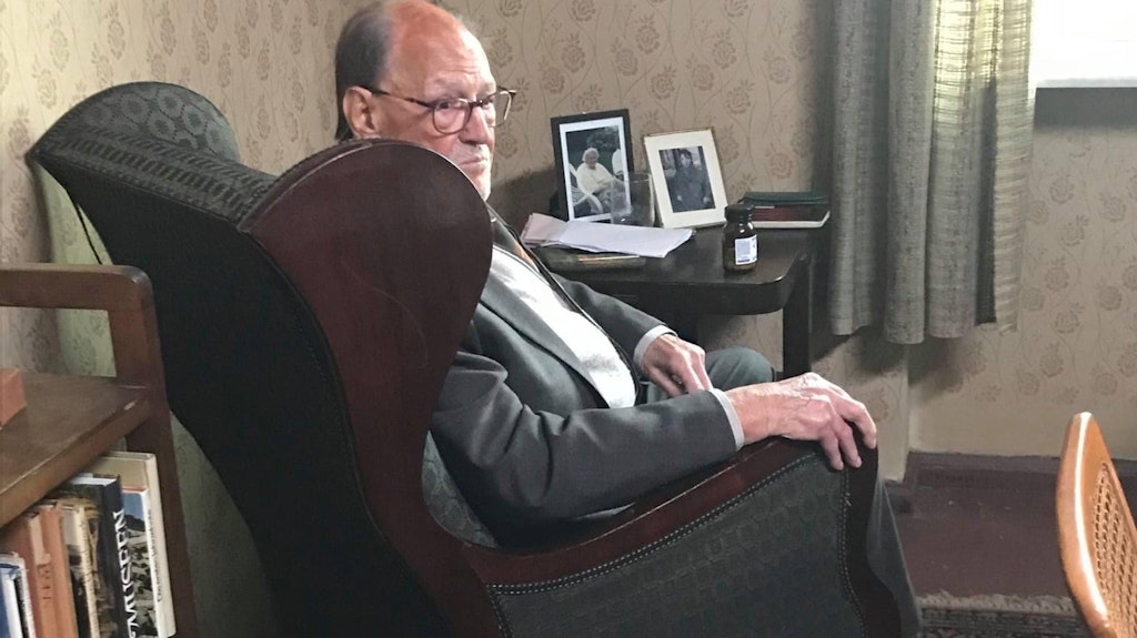 Herbert Köfer sitzt in der Filmkulisse in seiner Rolle als Hundertjähriger. 