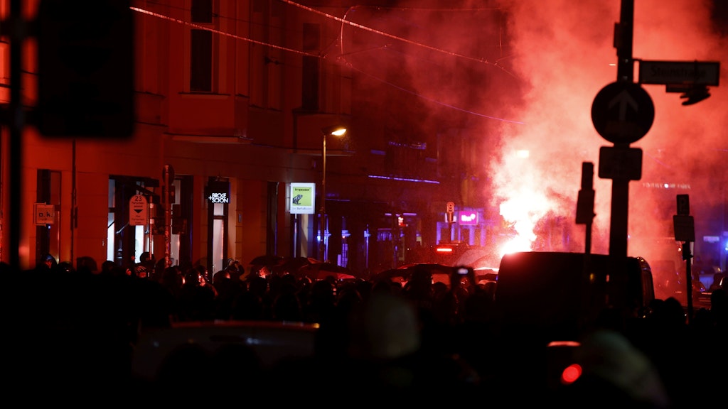 Feuerwerkskörper wurden gezündet, Autos standen in Flammen. 