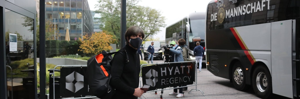 Jogi Löw hat schon mal die Maske auf, bevor es mit der Nationalelf zum Kurztrip in die Ukraine geht. 