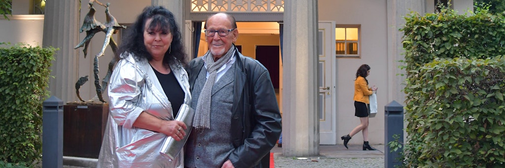 Seit 20 Jahren ist Herbert Köfer mit seiner Heike verheiratet. Doch der Star hat so viel zu tun, dass keine Zeit für den Hochzeitstag bleibt.