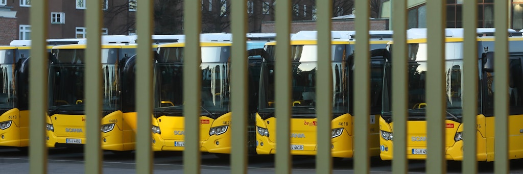 Die Gewerkschaft Ver.di hat zum ganztätigen Streik aufgerufen. Pünktlich um 3 Uhr in der Nacht hat der Streik begonnen und die Busse und Straßenbahnen der BVG blieben in ihren Depots.
