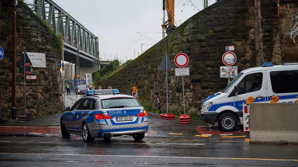 Ein Polizeiauto fährt auf das Gelände des DB Betriebsbahnhofs Deutzer Feld. In einem abgestellten Zug in Köln wurde dort ein Sprengsatz entdeckt.