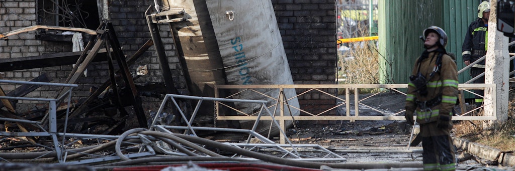 Einsatzkräfte am Ort der Explosion in Tscheljabinsk.