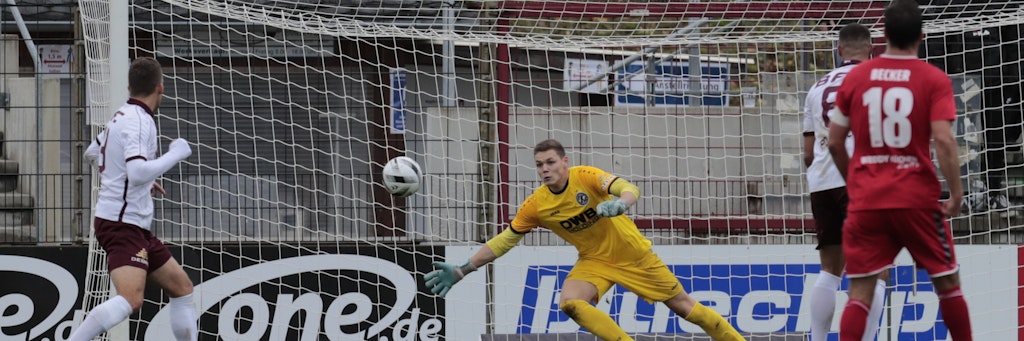 Bewahrte die Seinen vor allem vor der Pause mehrfach vor einem zweiten Gegentreffer: BFC-Keeper Damian Schobert.