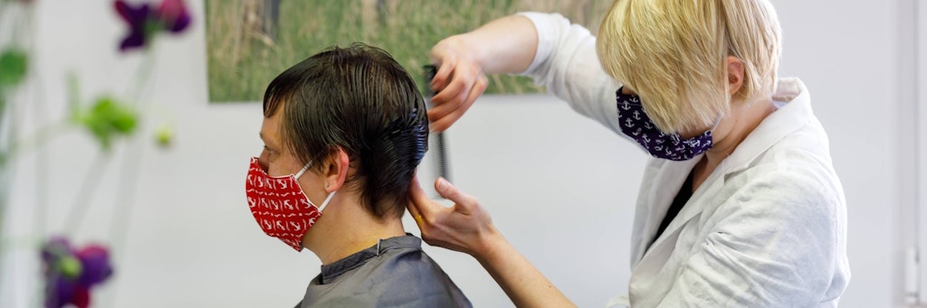 „Corona-Matte“ muss nicht sein – Friseursalons bleiben trotz der beschlossenen Maßnahmen geöffnet.