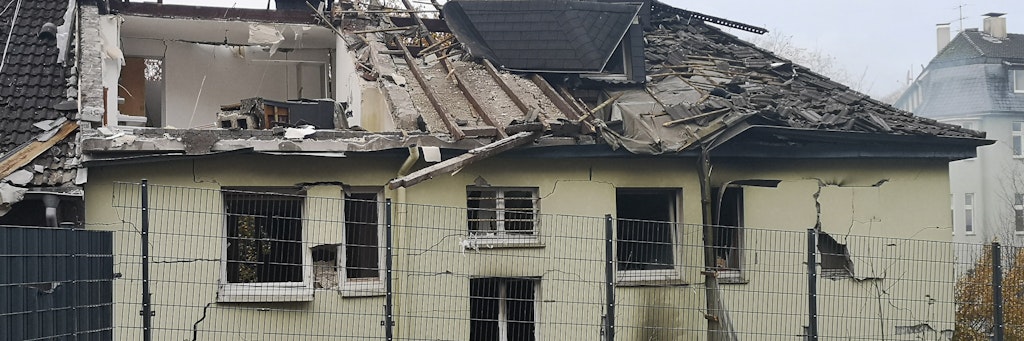 Das Mehrfamilienhaus nach der Explosion.
