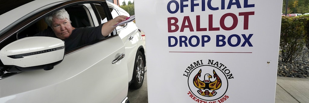 Lesley Beckley wirft im Lummi-Reservat ihren Wahlbrief aus dem Auto heraus in einen Kasten am Straßenrand, der von Wahlhelfern und nicht von der Post geleert wird. Hier im Staat Washington bei Seattle und in vier weiteren Staaten gibt es 2020 keine Wahllokale. 