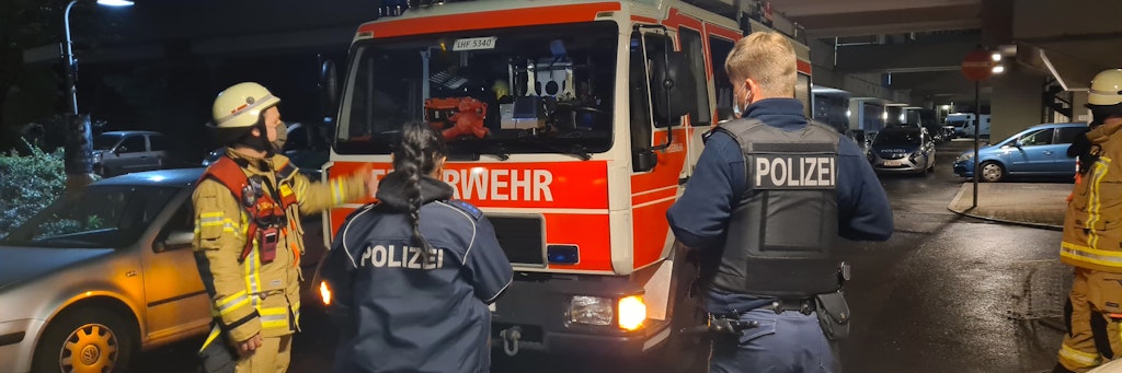 Feuerwehrleute berichten Polizisten von den Wurfgeschossen. Das Löschfahrzeug war von der Brücke mit Metallkörben und Bierflaschen beworfen.