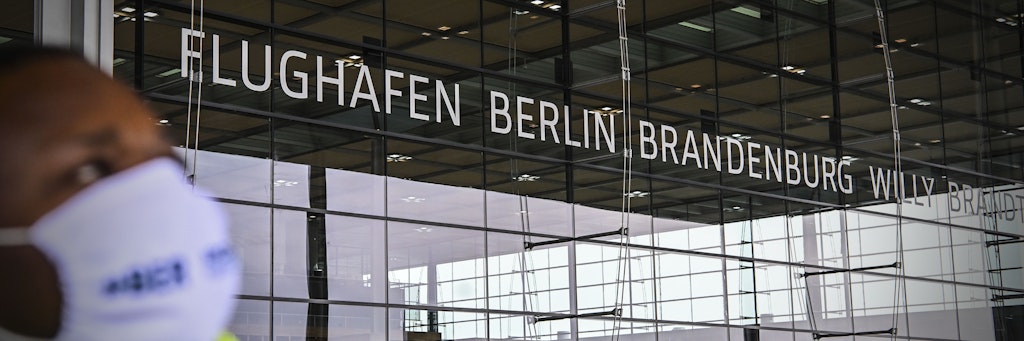 Ein Frau mit offenem Haftbefehl landete mit einer Maschine aus Istanbul am Terminal 1 des Flughafens BER.