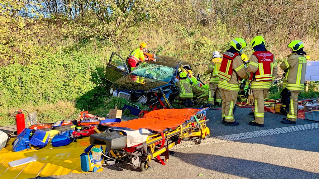Der Bentley von Ohoven kam nach dem Crash an der Böschung neben der Autobahn zum Stehen.