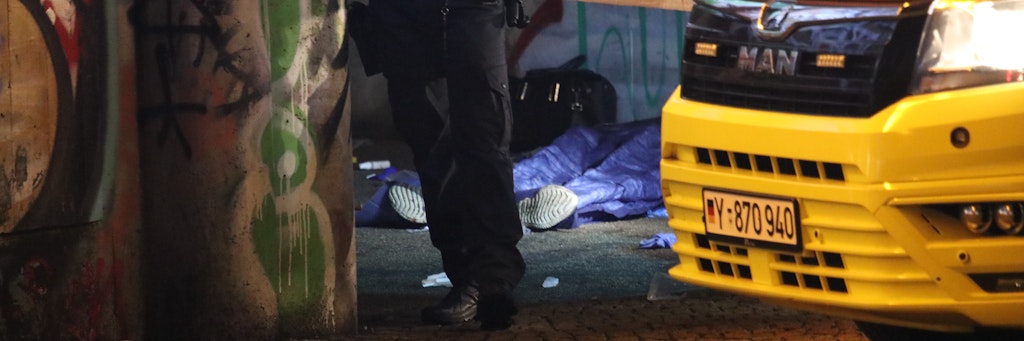 Polizisten haben den Tatort im Monbijoupark abgesperrt. Im Hintergrund versorgen Sanitäter das Opfer der Messerattacke.