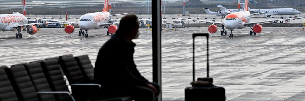Ein Reisender wartet im Terminal 1 vom Hauptstadtflughafen Berlin Brandenburg "Willy Brandt" (BER) auf seinen Abflug. 
