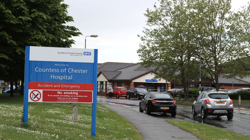 Ein Schild weist auf das Countess of Chester Hospital hin.
