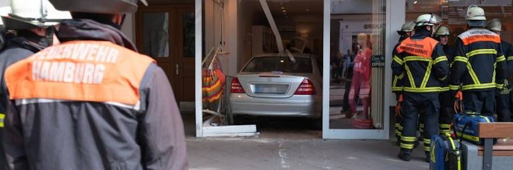 Die Waitzstraße im Mai 2019: Ein Mercedes ist in einer Boutique gelandet.