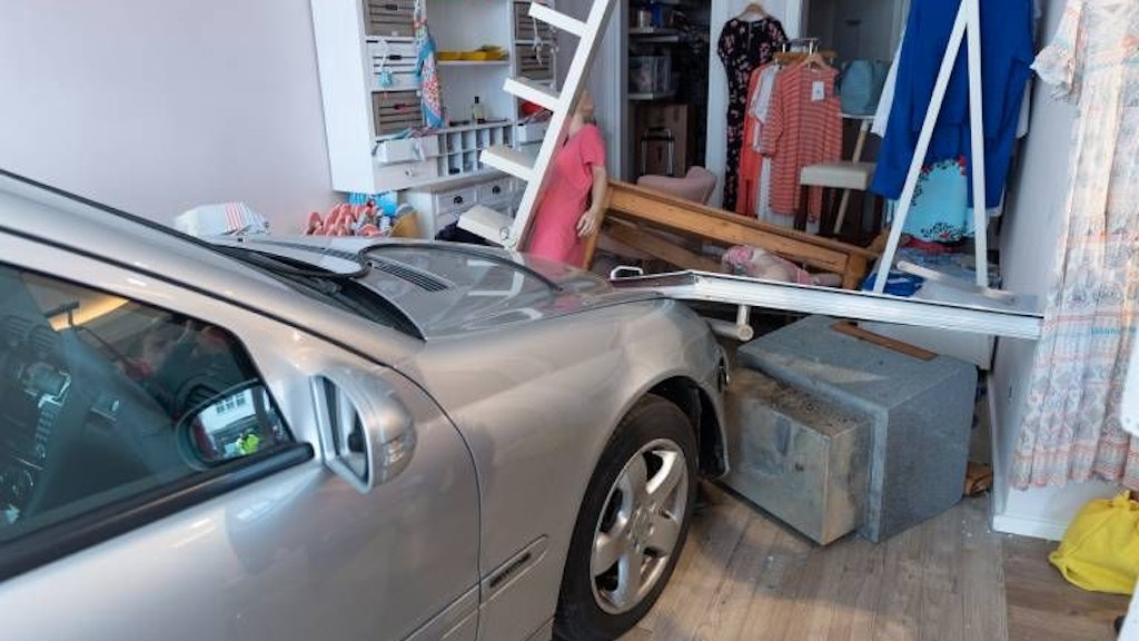 Dieser Pkw fuhr in eine Boutique.