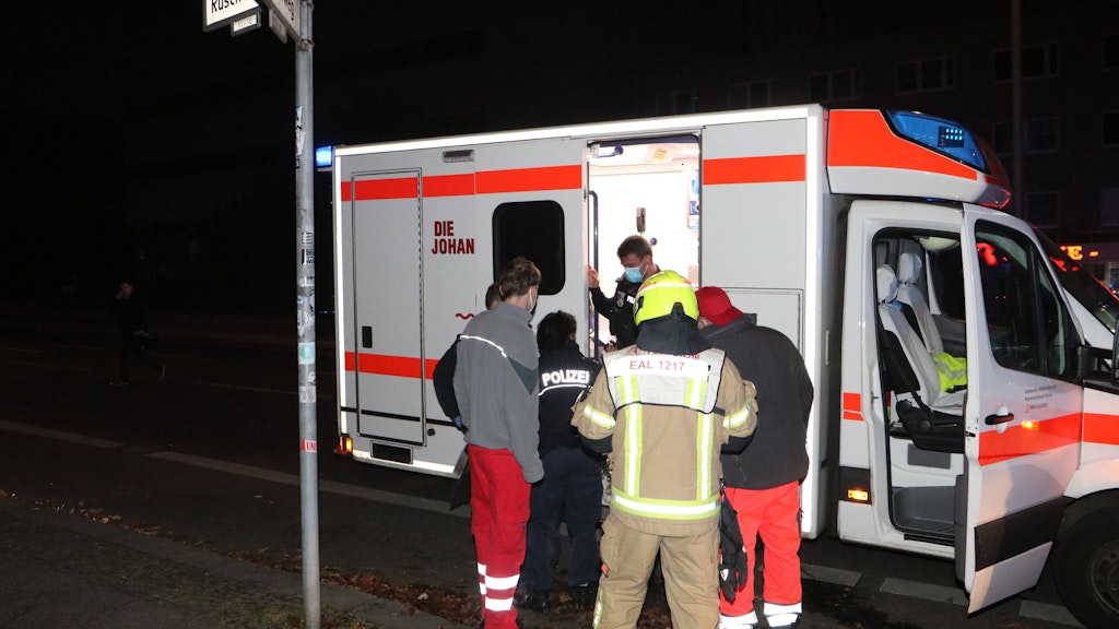 Sanitäter und Polizisten am Rettungswagen der Johanniter nach der Attacke in Lichtenberg