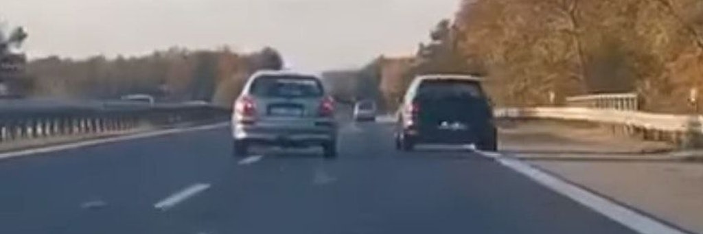 Ein Screenshot aus dem Video zeigt, wie der Golf von dem Nissan nach rechts abgedrängt wird.
