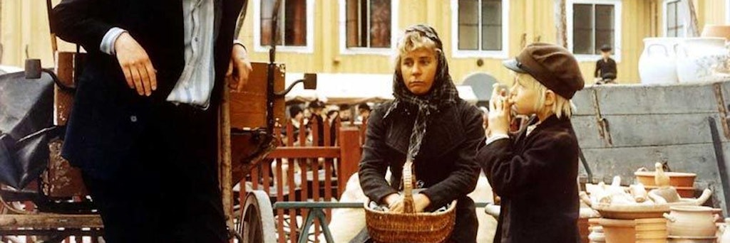 Der Lausejunge Michel (Jan Ohlsson) mit Magd Lina (Maud Hansson).