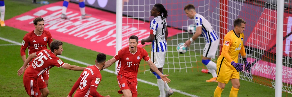 Hertha-Keeper Alexander Schwolow (r.) war beim 3:4 in München nicht nur von den Gegentoren genervt, sondern auch von Thomas Müller (2. v. l.).