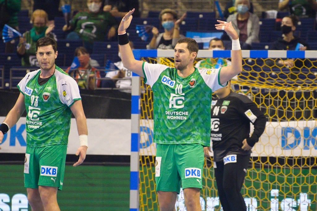 Jakov Gojun hebt die Arme, macht richtig Alarm im Spiel gegen Wetzlar. Links: Mijajlo Marsenic
