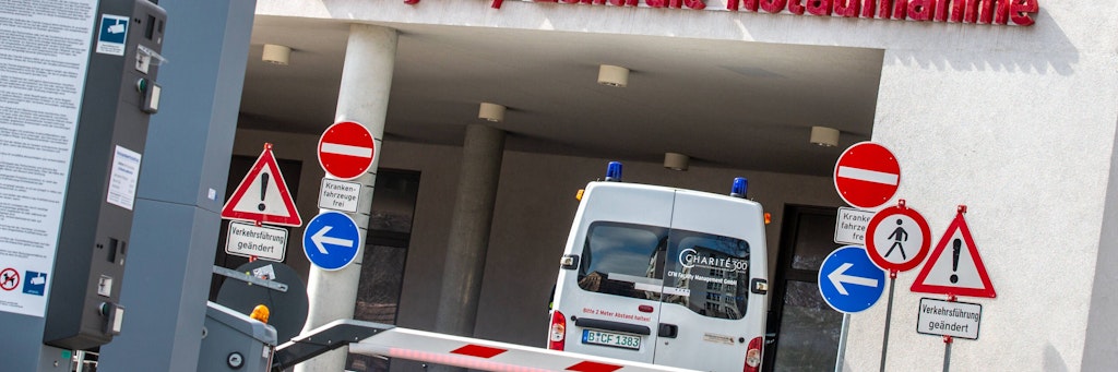 Ein Rettungswagen in der Zufahrt zur zentralen Notaufnahme des Campus Charite Mitte.