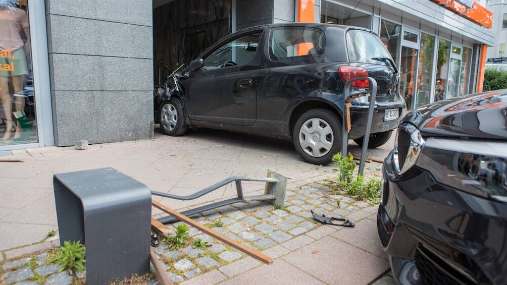 Schon wieder: Im Mai 2020 krachte ein 81-Jähriger im Toyota in den Hauseingang einer HNO-Praxis in der Waitzstraße.