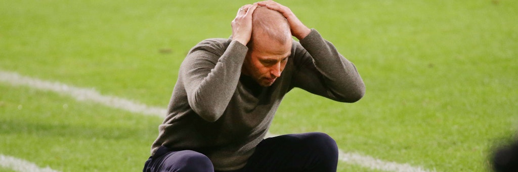 Es ist zum Haareraufen. TSG-Coach Sebastian Hoeneß kann seine Mannschaft nicht mehr trainieren. 