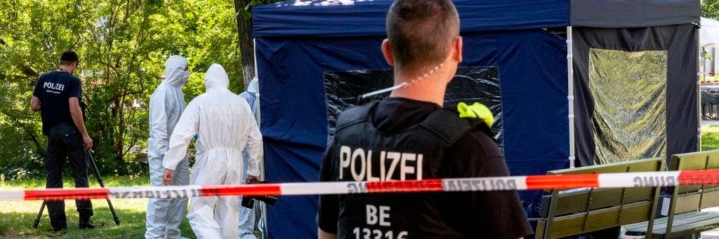 Mord im Kleinen Tiergarten: Beamte der Spurensicherung sichern in einem Zelt Spuren der Tat.