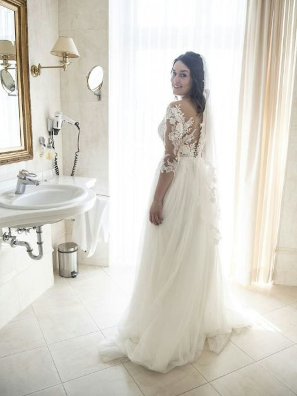 Emily im Hochzeitskleid. 