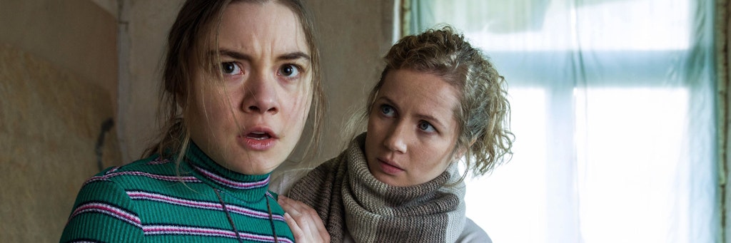 Leonie Winkler (Cornelia Gröschel) tröstet Talia (Hannah Schiller), die vor Angst erstarrt ist.<br>